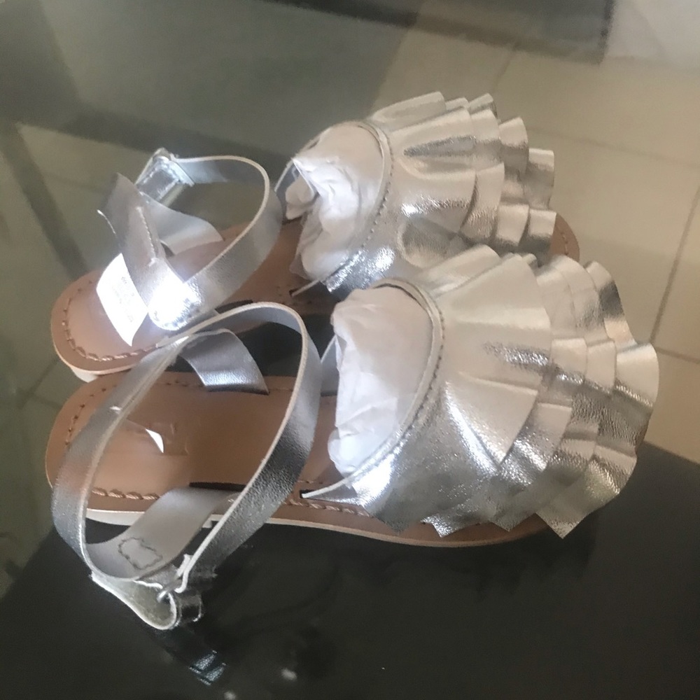 NWOT Silver scallops sandals